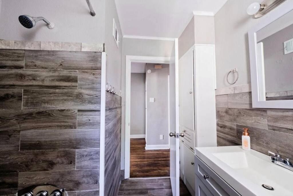 Apartment E, 5 Min From I240w *