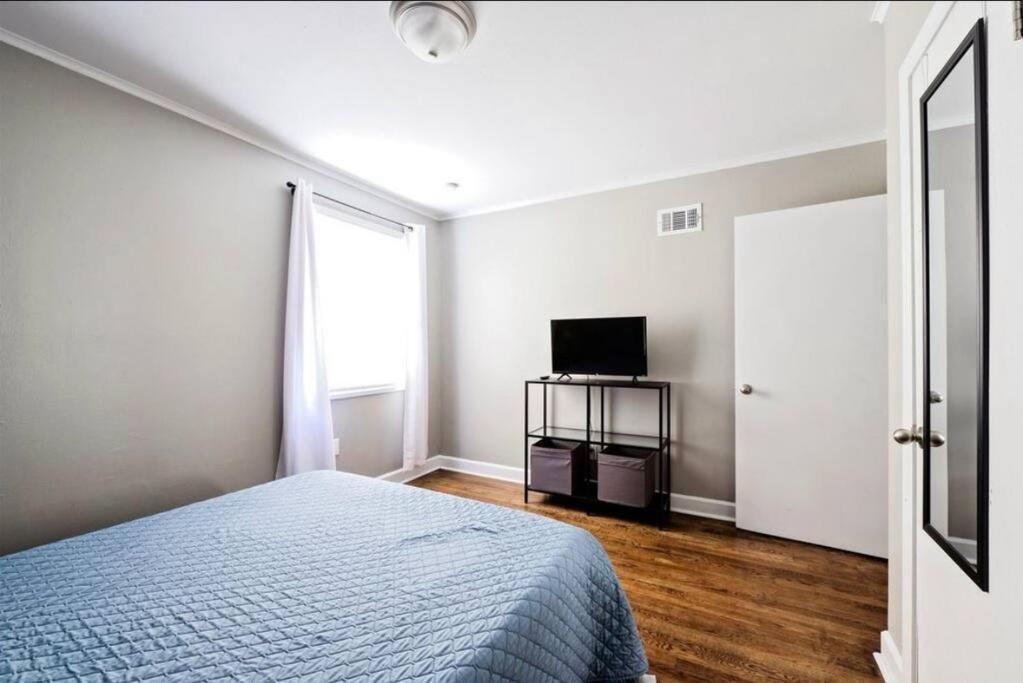 Apartment E, 5 Min From I240w